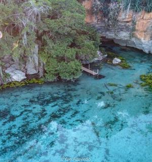 鸟瞰清澈湛蓝的河流