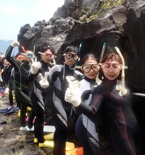 一群穿着潜水服的人站在木筏上