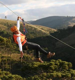 一名男子在山上滑索