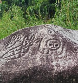 ein Stein mit einem darauf gemalten Gesicht