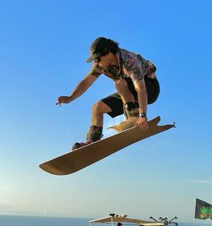 一名男子在空中玩滑板特技