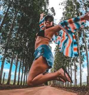 一名男子在土路上跳跃