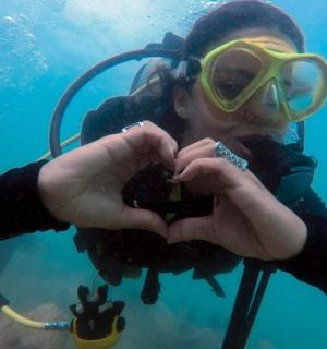 一位女士用双手做出心形