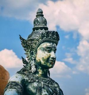 статуя жінки з короною на голові