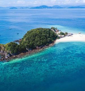 海洋中央的一座岛屿