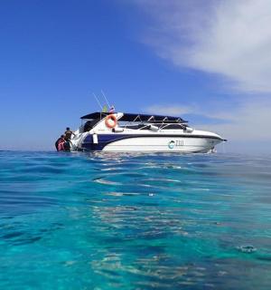 大海中的一艘白色小船