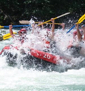 两人在水中的木筏上