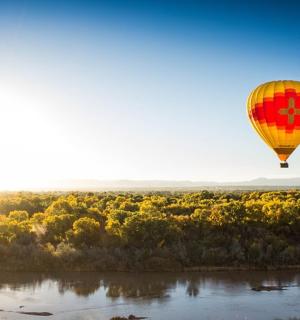 飞越河流的热气球