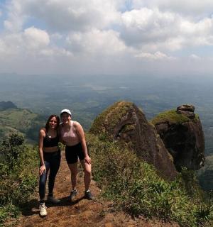 一男一女站在山顶上