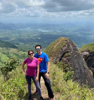 一男一女站在山顶上