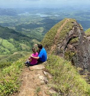 一对男女坐在山边