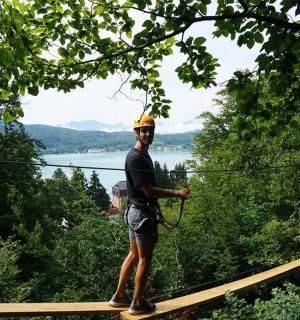 mees puude otsas trossil laskumisel