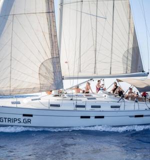 一群人在水中的帆船上