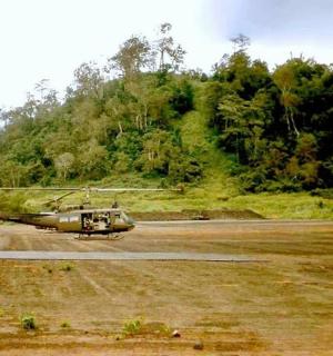 一架飞机停在田野的跑道上