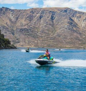 两个人在水中驾驶水上摩托艇