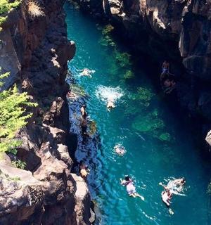 人们在河里游泳的鸟瞰图