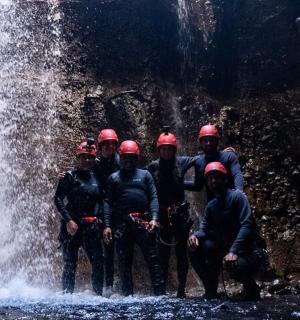 一群人站在瀑布前