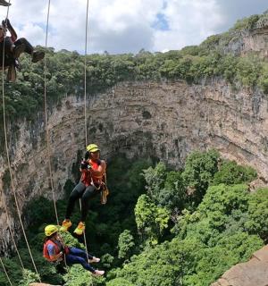 一群人在悬崖上滑索