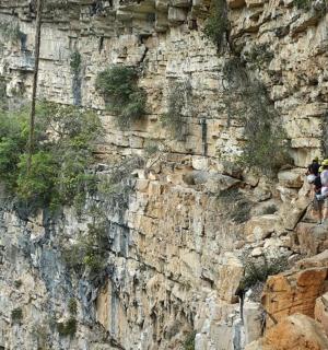 一群人在岩石山上行走