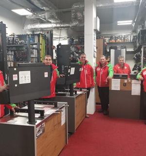 一群穿着红色夹克的男人站在商店里