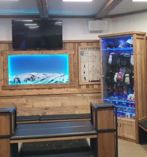 配有电视和冰箱的品酒室