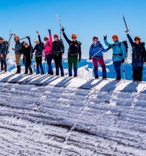 一群人站在白雪皑皑的山顶上