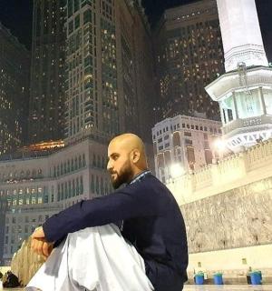 muž sedící v noci před městem