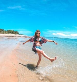 一名女子站在海滩上的水中