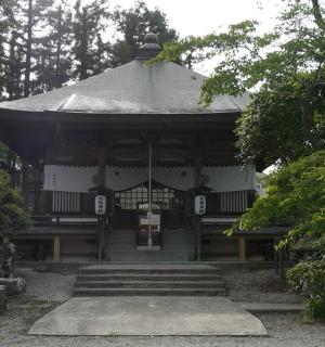 一座带有屋顶的日本神社
