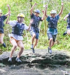 一群人从岩石上跳下来