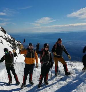 一群人站在白雪皑皑的山顶上