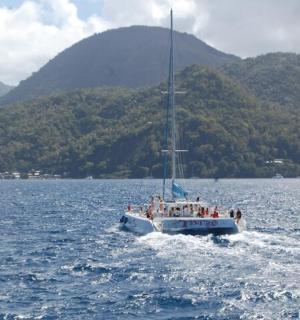 一群人在水中的船上