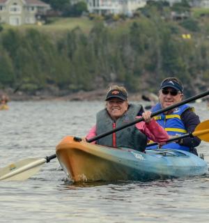 两个人在水上的皮划艇上