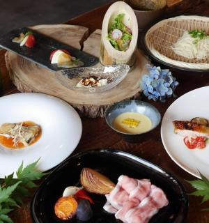 一张摆满食物和一瓶酒的桌子