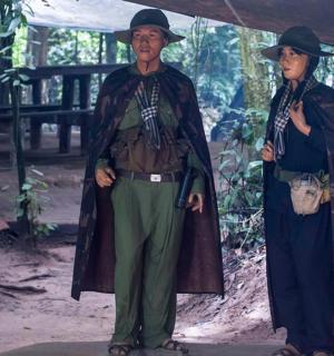 dva lidé stojící vedle sebe