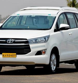 一辆白色货车停在路上