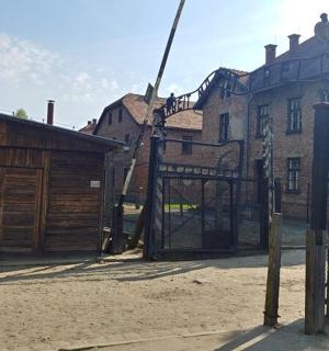 通往带有谷仓的建筑物的敞开的大门