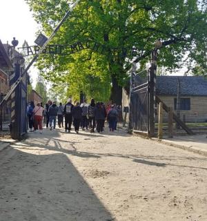 一群人在街上行走