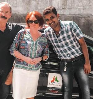 muž a žena stojící vedle auta