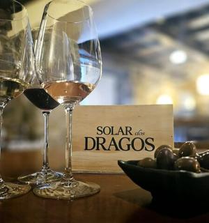 zwei Gläser Wein und eine Schale Oliven auf einem Tisch