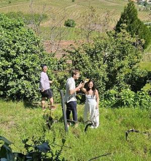 Ein Mann und eine Frau stehen auf einem Feld