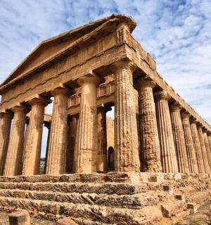 山上有柱子的古建筑