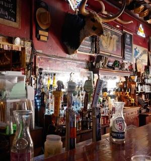 墙上挂着牛头的酒吧