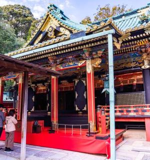 一群人站在一栋建筑物前