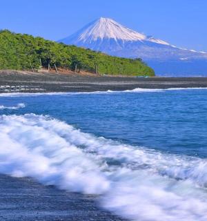 远处有一座山,山上有沙滩和水