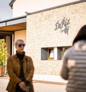 en gruppe mennesker, der går foran en bygning