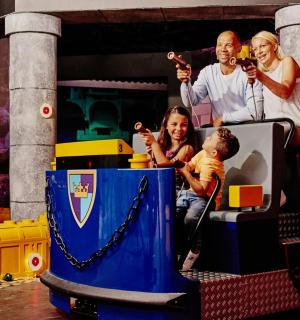 一家人在火车上合影