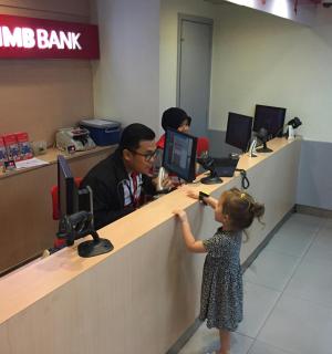 站在银行柜台前的小女孩