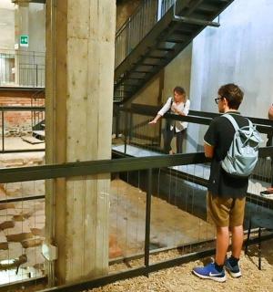 一群人在博物馆参观展览