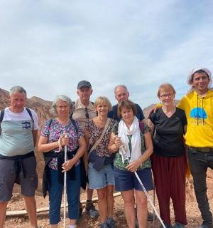 一群人在山上摆姿势拍照